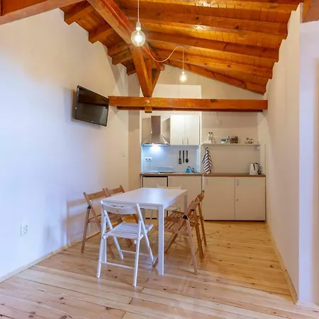 Gallery B28 - 3 Bedroom Downtown Апартамент